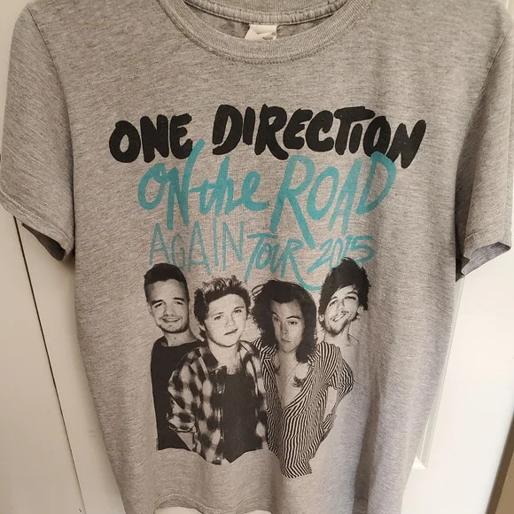 **SOLD** One Direction 2015 concert t-shirt - Picture 1 of 2